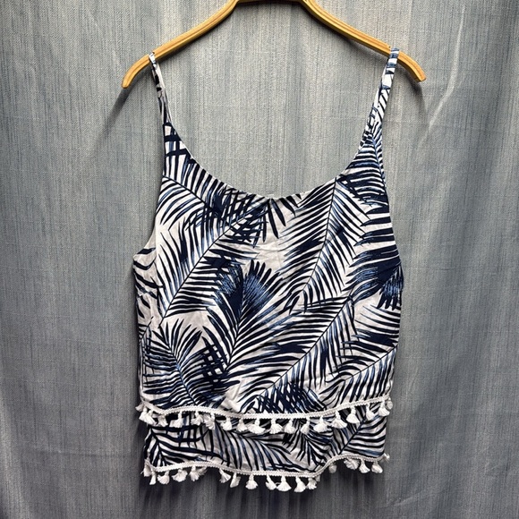 🚩 Molly Bracken Blue and White Sleeveless top size XL NWT - Picture 2 of 6